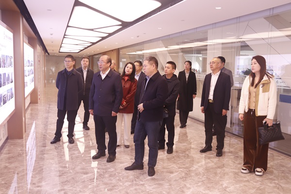 集团公司董事长祝建明陪同孙秘书长一行参观企业文化长廊.jpg